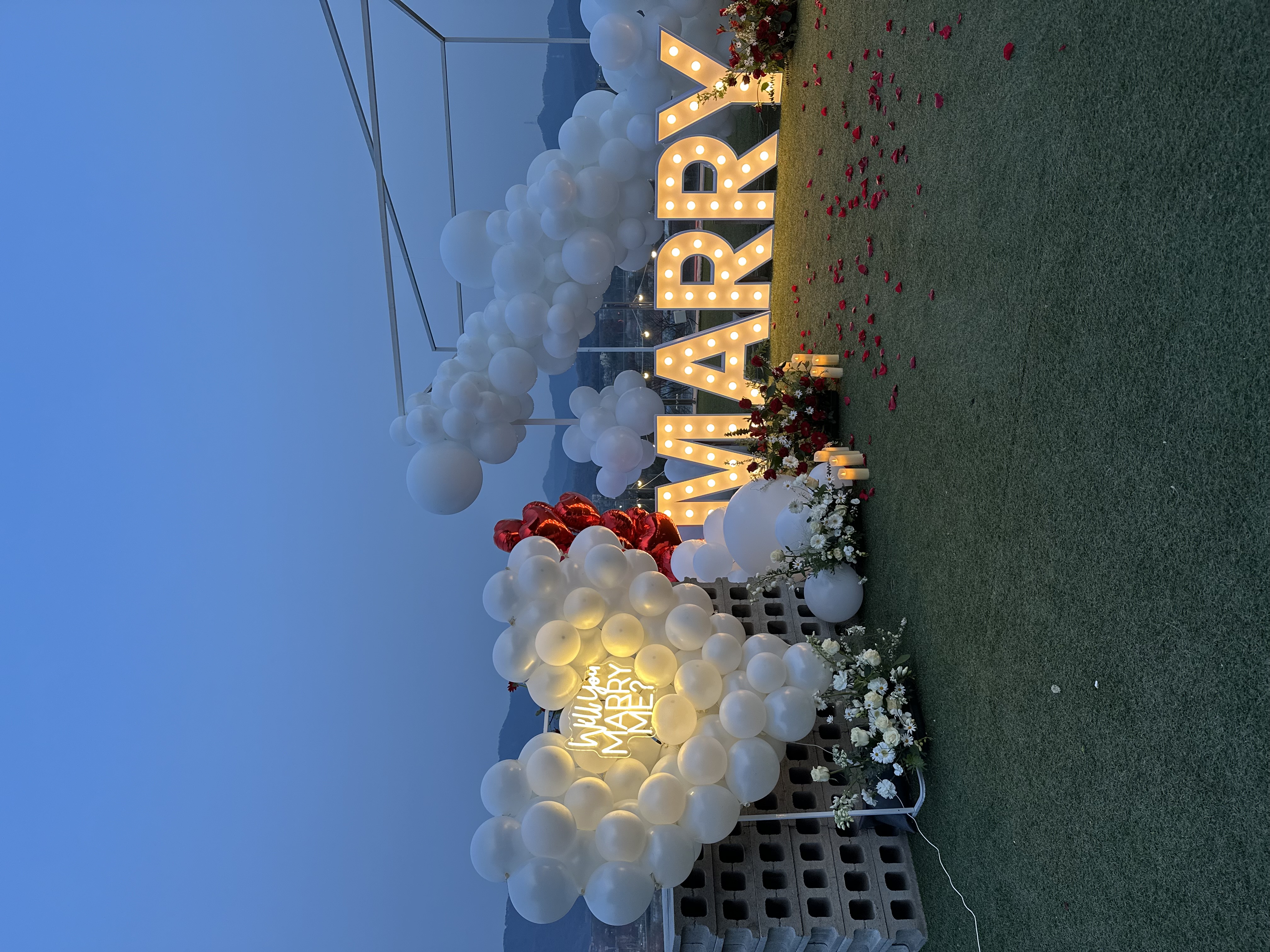 루프탑 야경 속 로맨틱 프로포즈 상세이미지 1