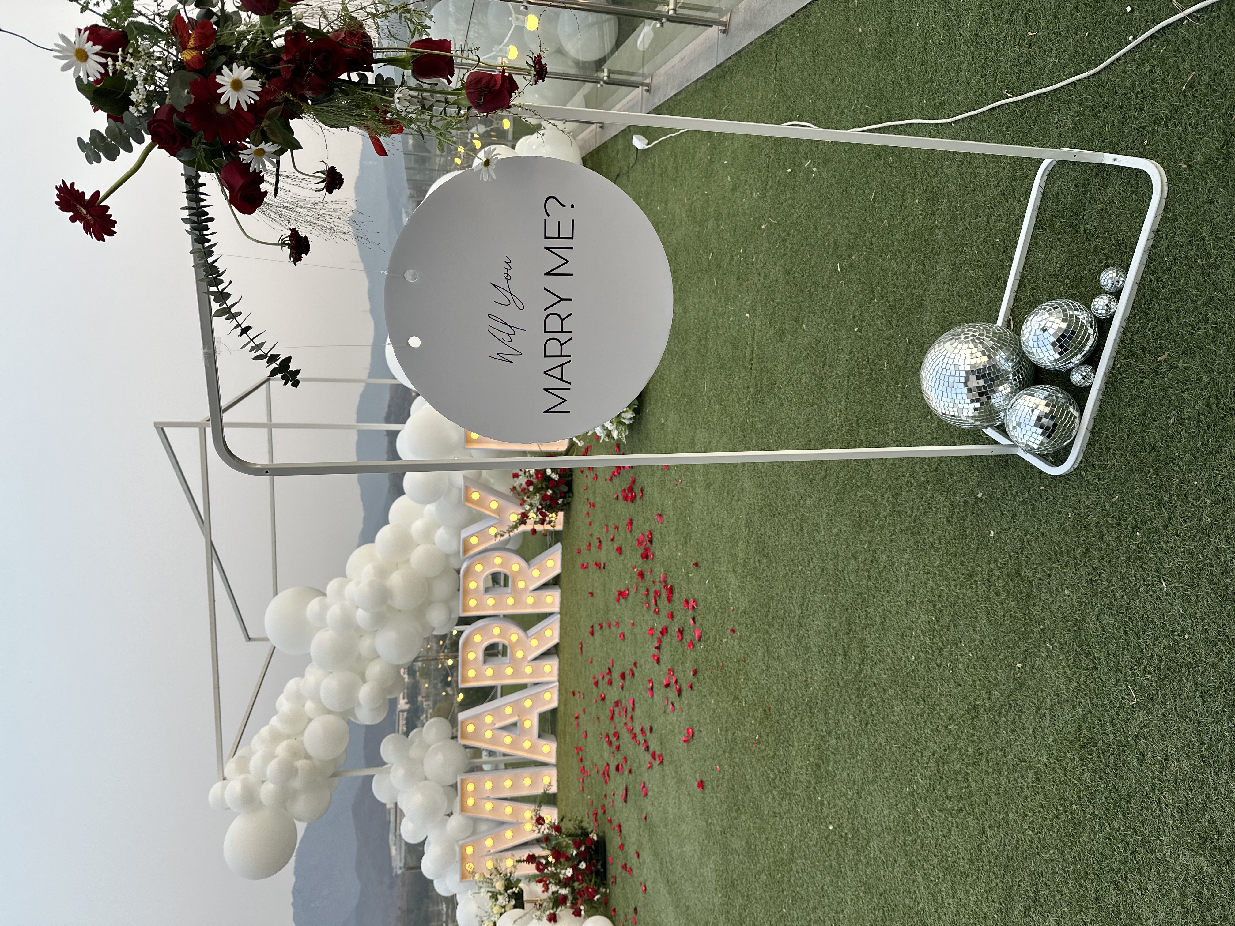 루프탑 야경 속 로맨틱 프로포즈 상세이미지 2