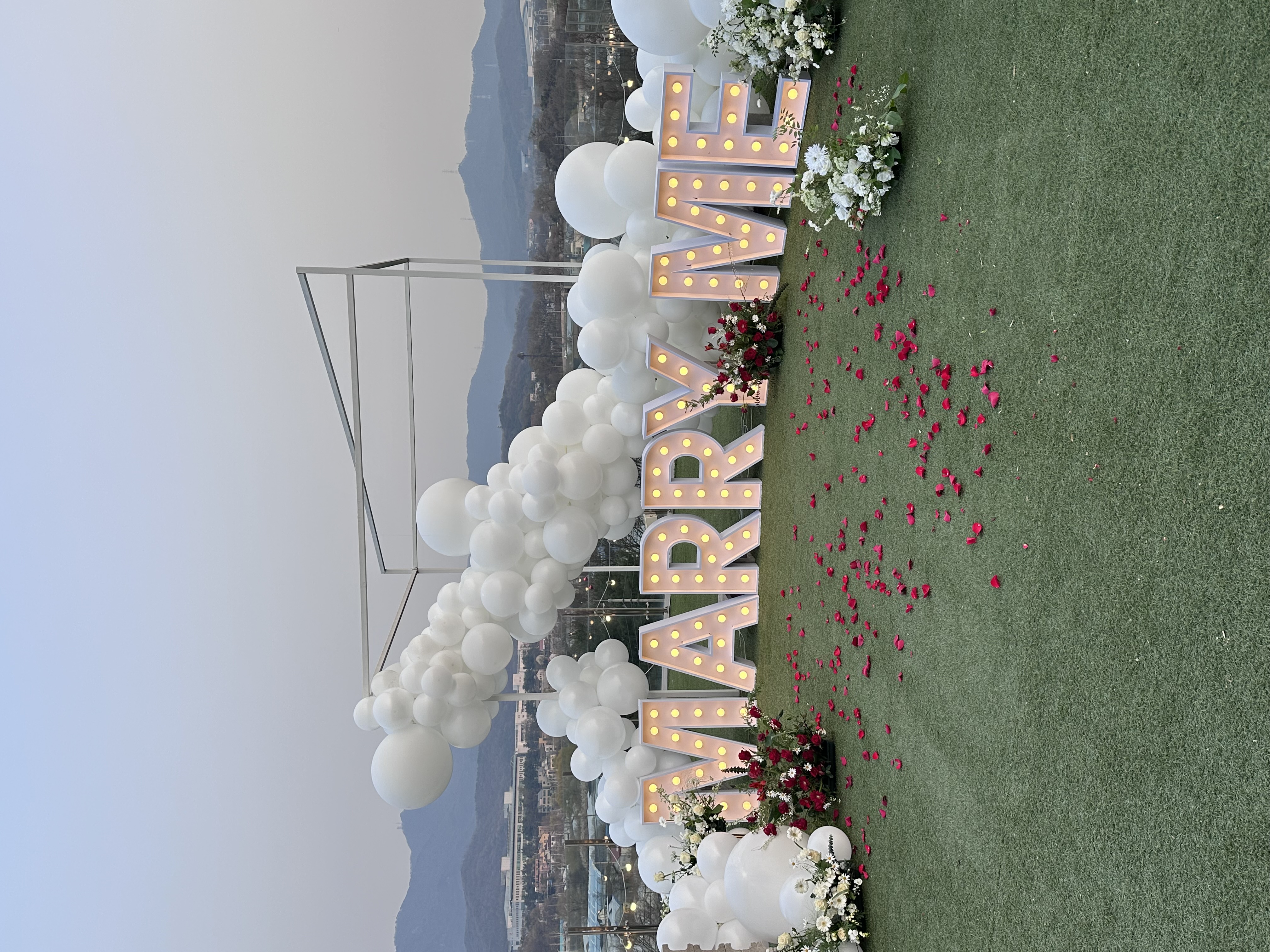 루프탑 야경 속 로맨틱 프로포즈 상세이미지 3