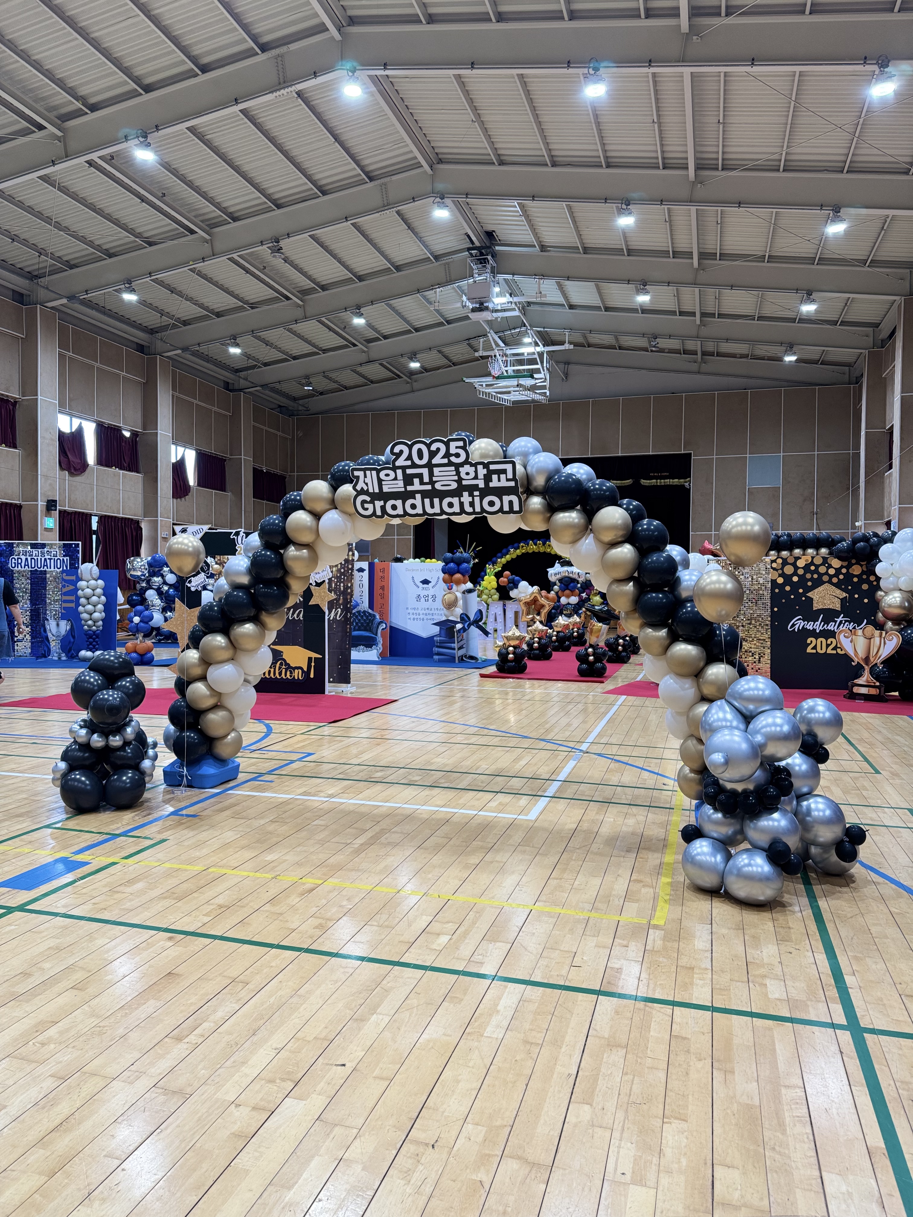 블랙&골드 졸업 아치 포토존 상세이미지 1