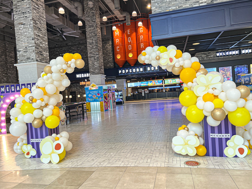 메가박스 로비 풍선 아트 장식 상세이미지 2