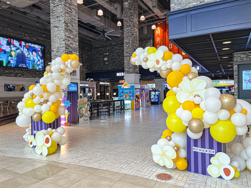 메가박스 로비 풍선 아트 장식 상세이미지 4
