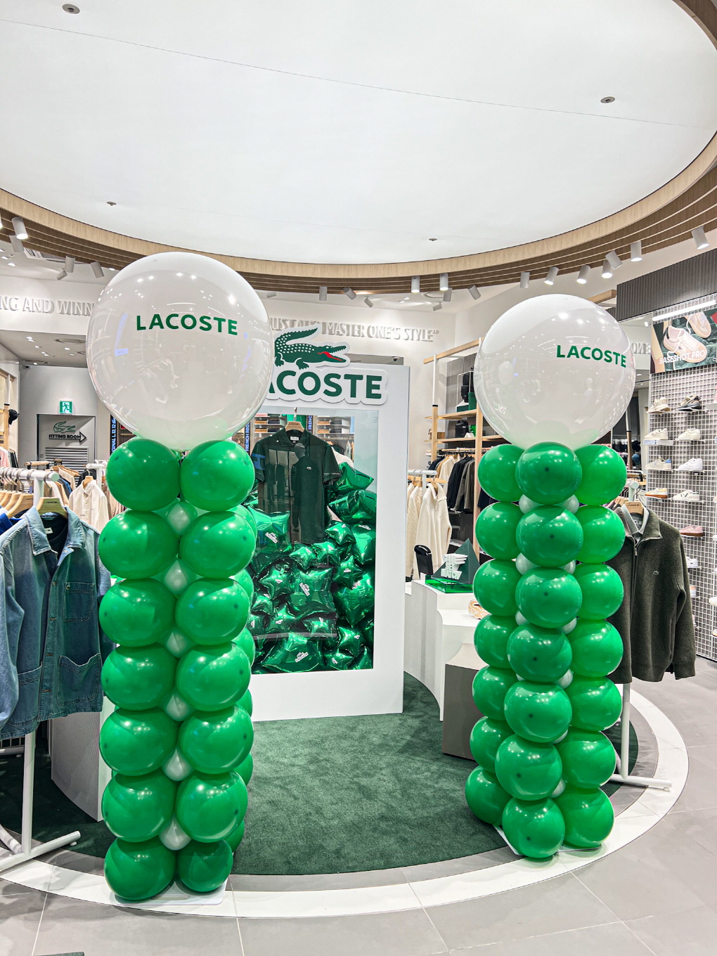 라코스테 브랜드 매장 풍선 장식 상세이미지 3