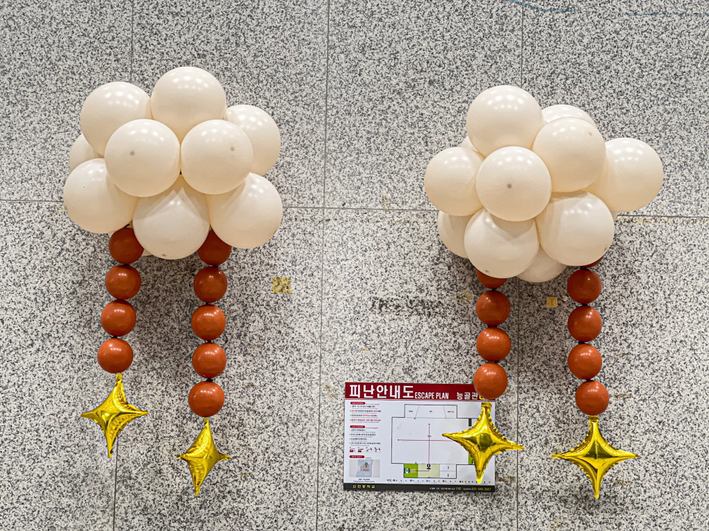 신안중학교 졸업 포토존 | 블랙&골드 클래식 무드 상세이미지 8