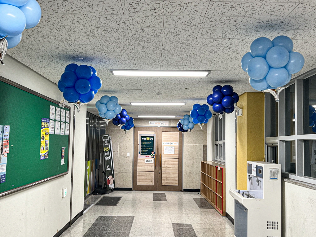 광교고등학교 2026 졸업식 풍선장식 (복도 행잉 + 메인 포토존 + 담임선생님 서프라이즈) 상세이미지 4