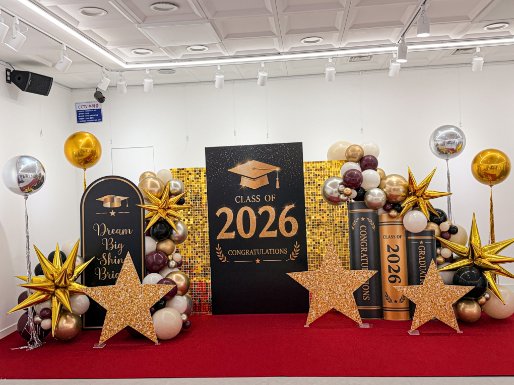 2026 졸업식 골드 포토존