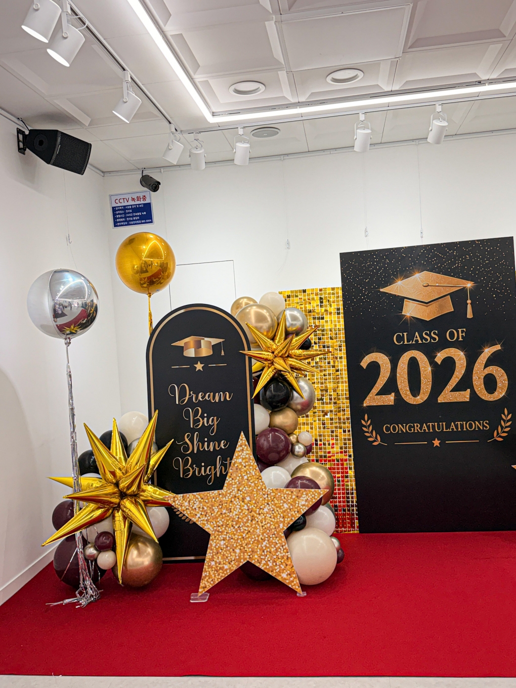 2026 졸업식 골드 포토존