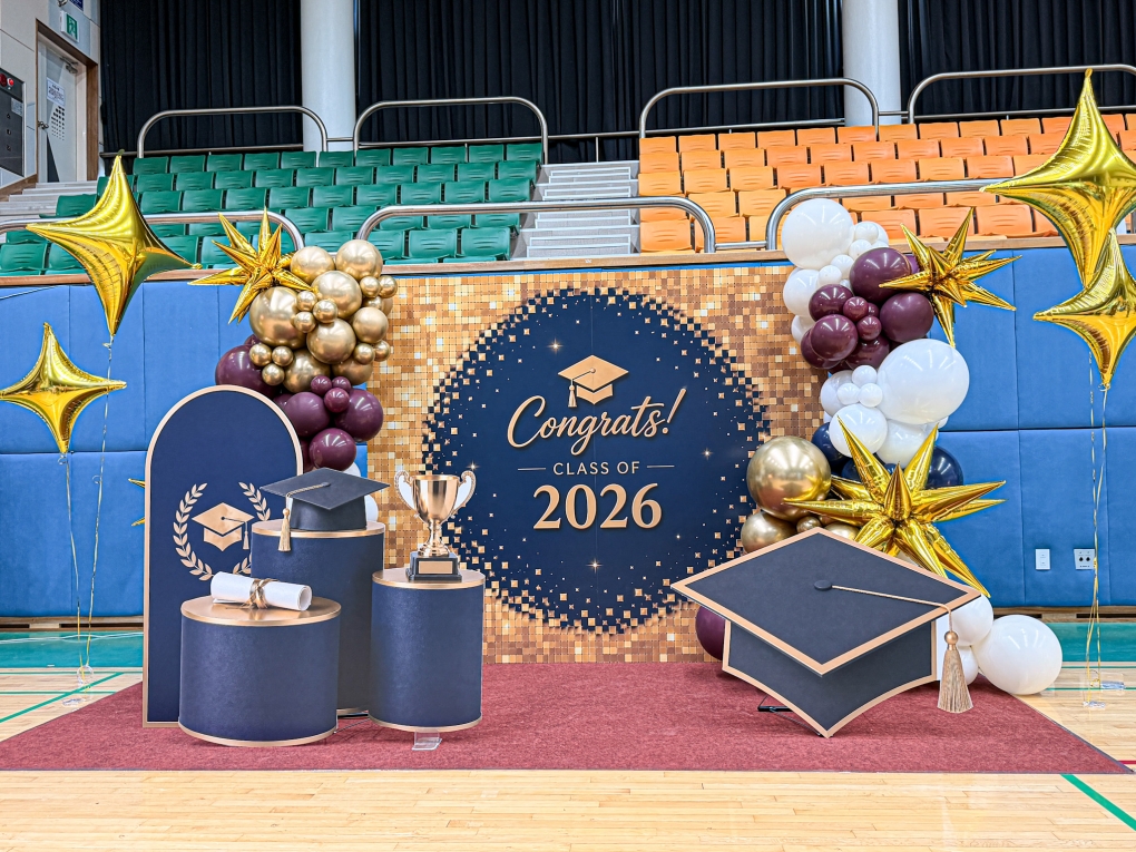 2026 골드 스팽글 졸업식 포토존